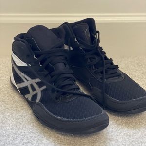 Kids ASICS wrestling shoes size 61/2